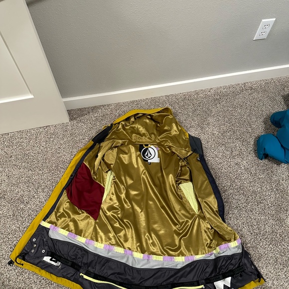 Volcom Women's Indra 4 way stretch Ski Jacket Large - Picture 10 of 14